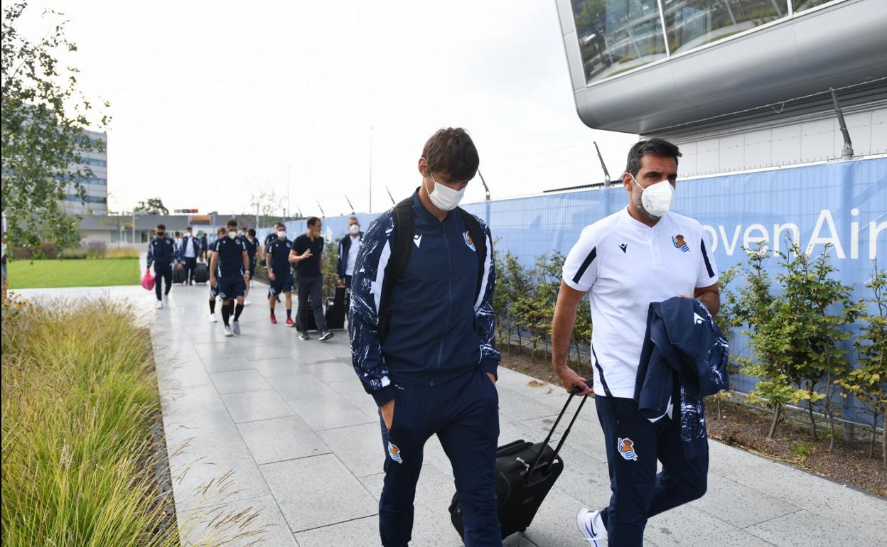 Le Normand, uno de los jugadores lesionados el jueves, ayer en el aeropuerto de Eindhoven. 