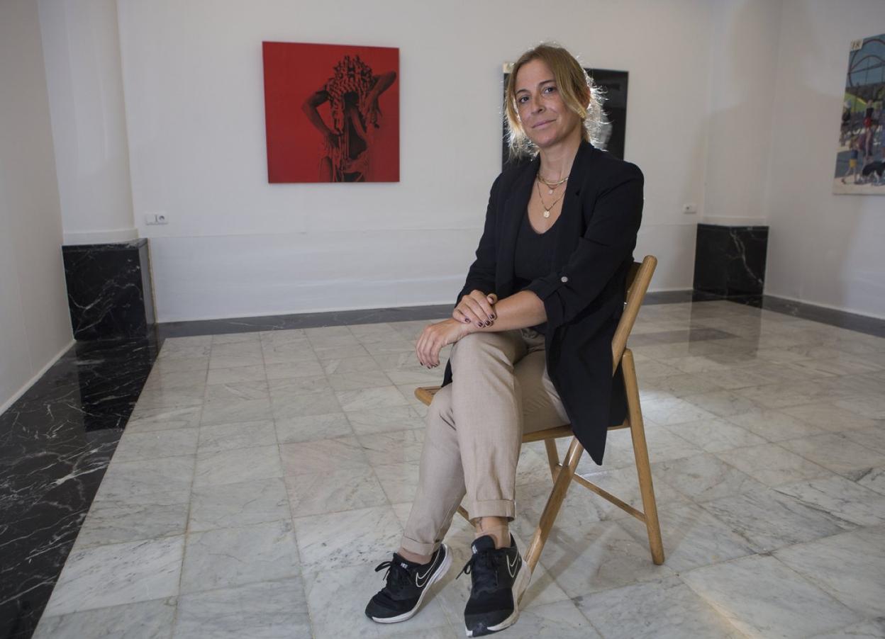 Natalia Cambronero, en la galería del Centro Cultural Amaia, con su obra 'Blood' al fondo. 