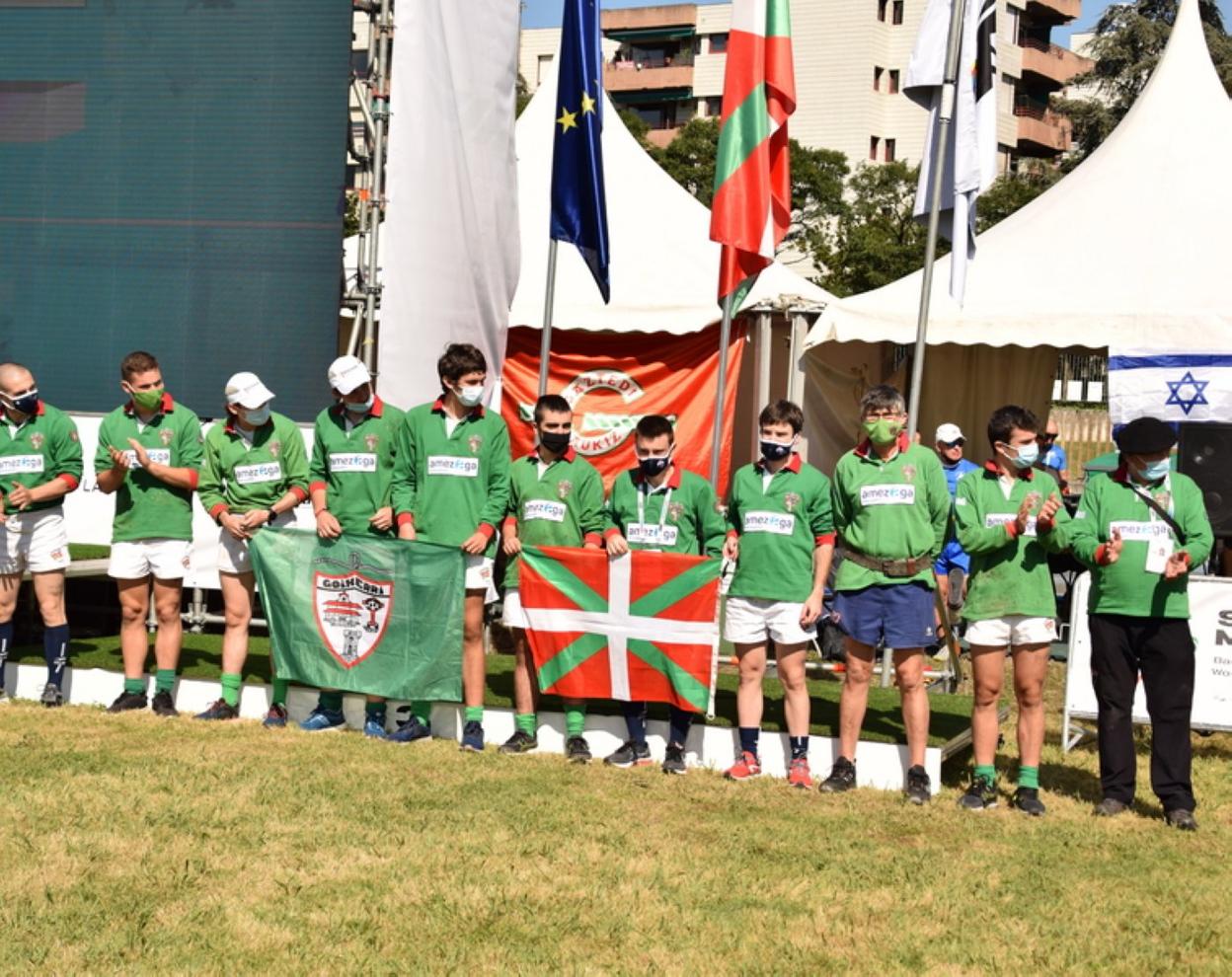 El equipo de Goiherri se dispone a recibir la medalla, ayer. 
