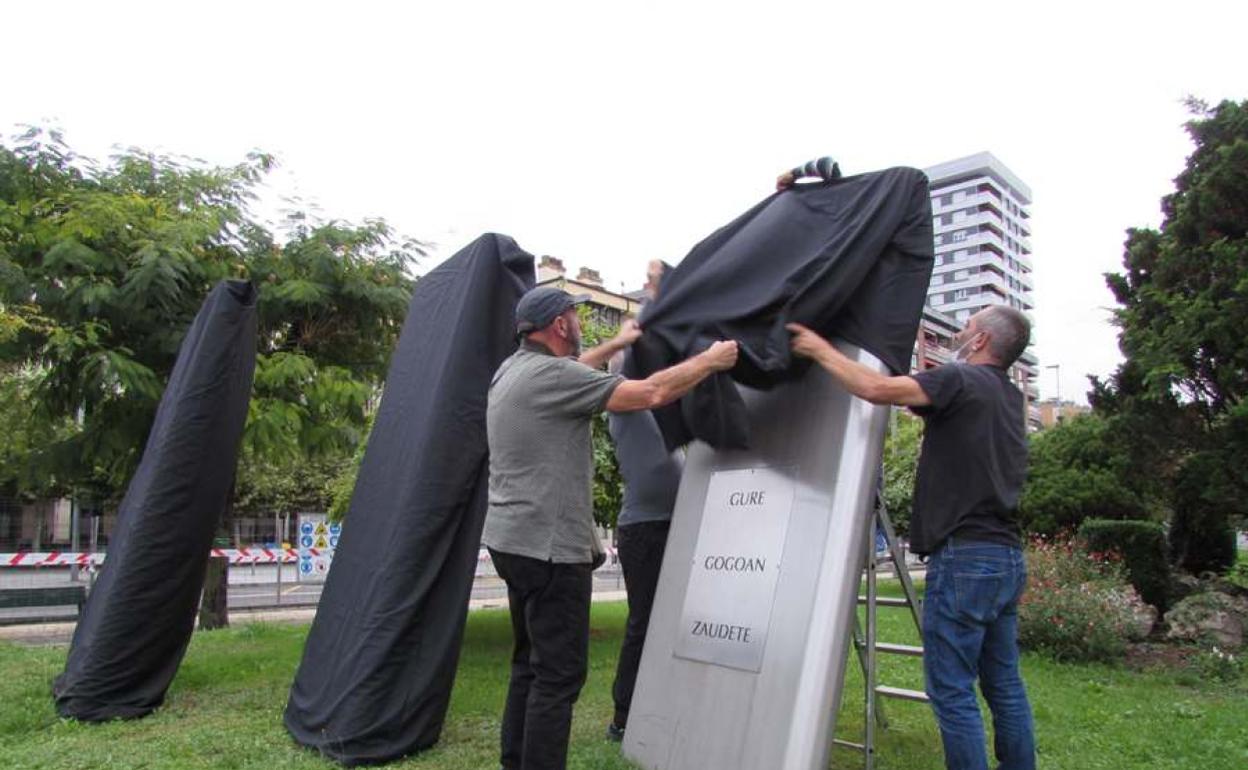 Familiares y miembros de la asociación Intxorta 1937 han cubierto con lonas negras los monolitos a las 9.00 horas. 