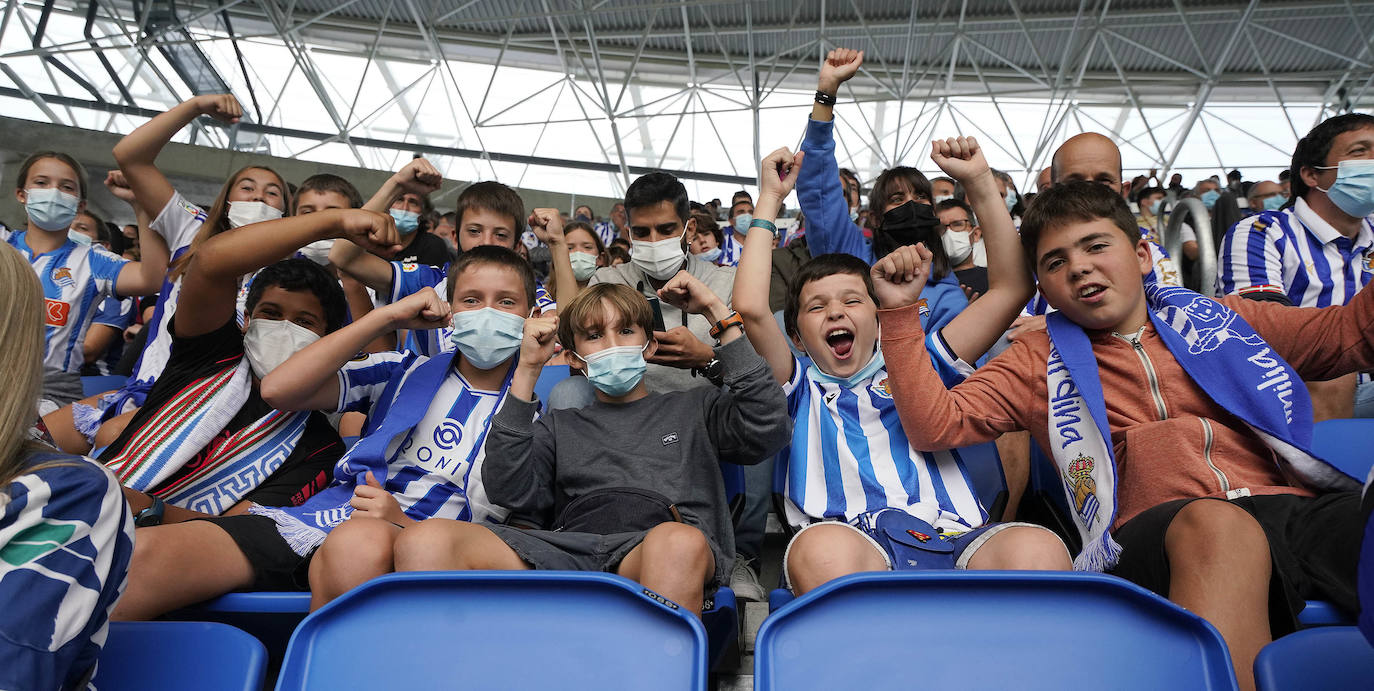 Fotos: Las aficionados de la Real vuelven ocupar sus asientos