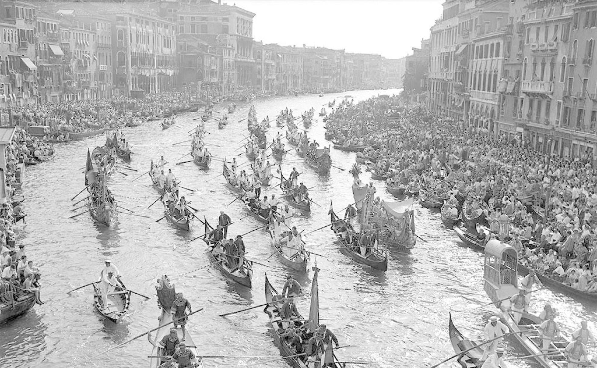 Los venecianos se agolparon en el Gran Canal para ver el desfile de góndolas que llevaron a los invitados al palacio de Béistegui.