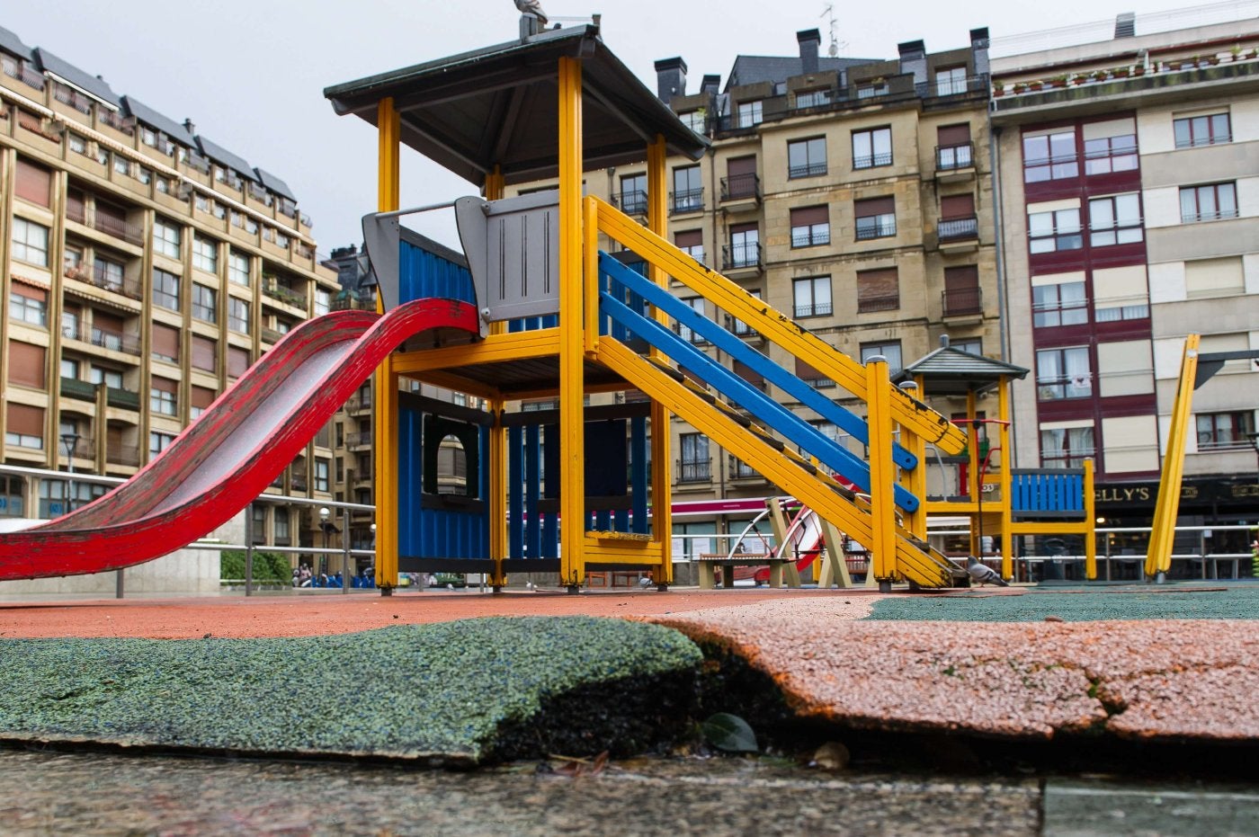 El firme y los juegos de la plaza Nafarroa Behera, en mal estado, serán renovados en las próximas semanas. 