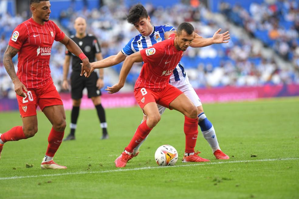 El delantero realista Julen Lobete, en pugna con los sevillistas Diego Carlos y Jordán. 