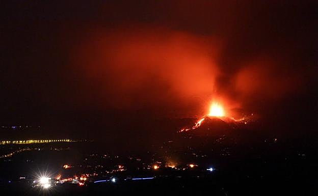 Vídeos | Las imágenes más espectaculares del volcán en erupción de La Palma