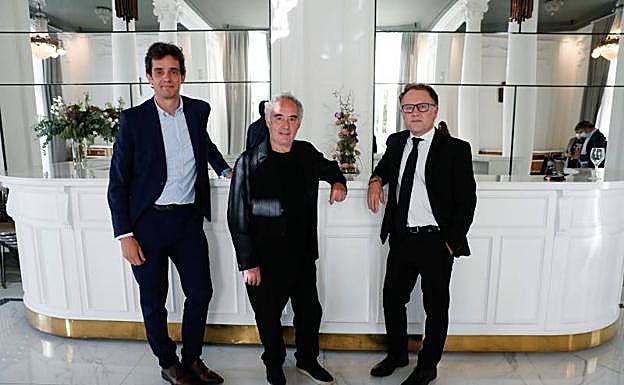 Ferran Adrià, rodeado de amigos, presentó el documental de Movistar sobre el legado de elBulli. 