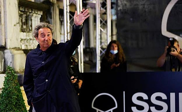 El director Paolo Sorrentino, a su llegada ayer a Donostia, donde impartirá mañana una 'clase magistral'. 