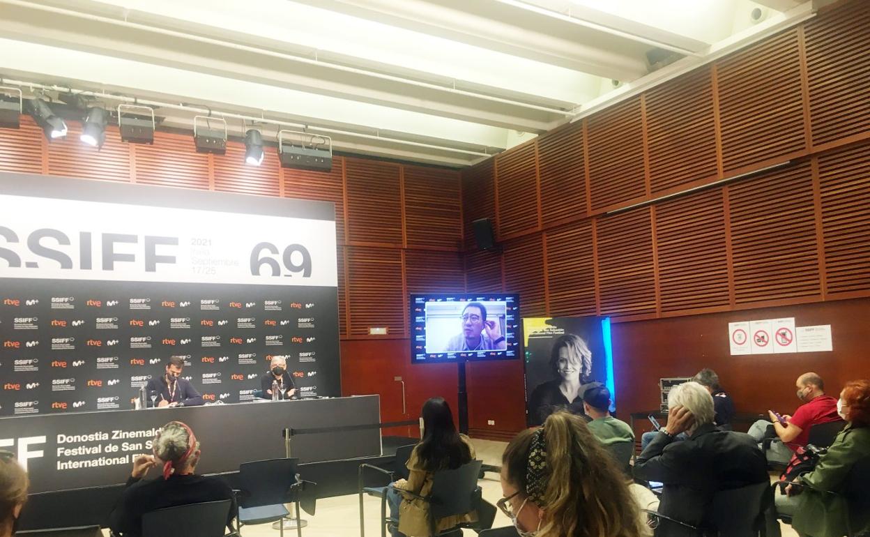 Zhang Jin atiende a los medios de comunicación por videoconferencia. 