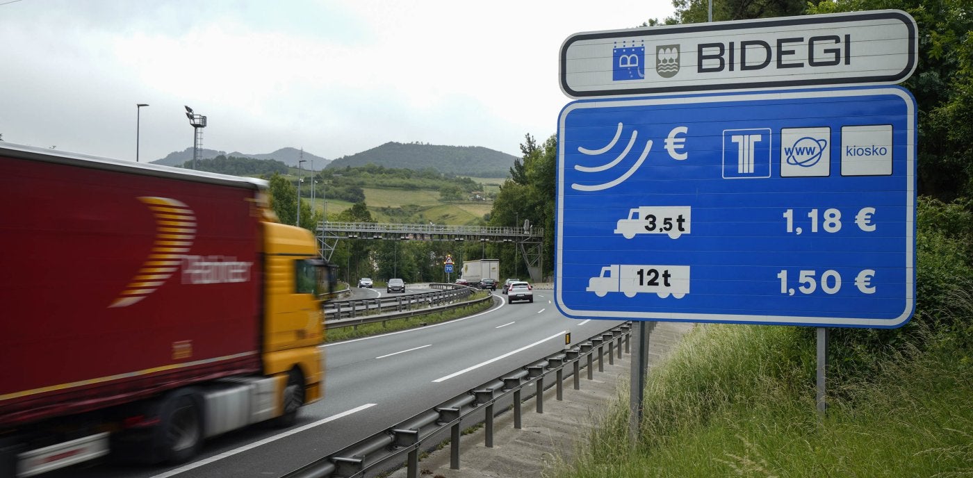 Señal en la N-I a la altura de Andoain con las tarifas para camiones. 