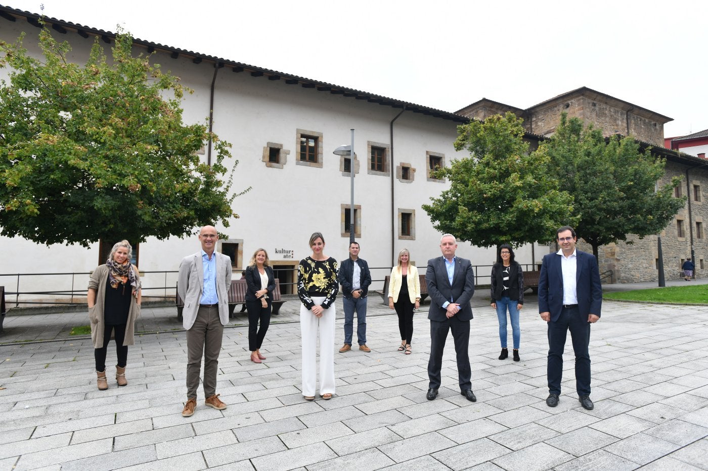 El jurado y organización, antes de deliberar yelegir los seis grupos finalistas de la primeraedición de Mondragon City Challenge.
