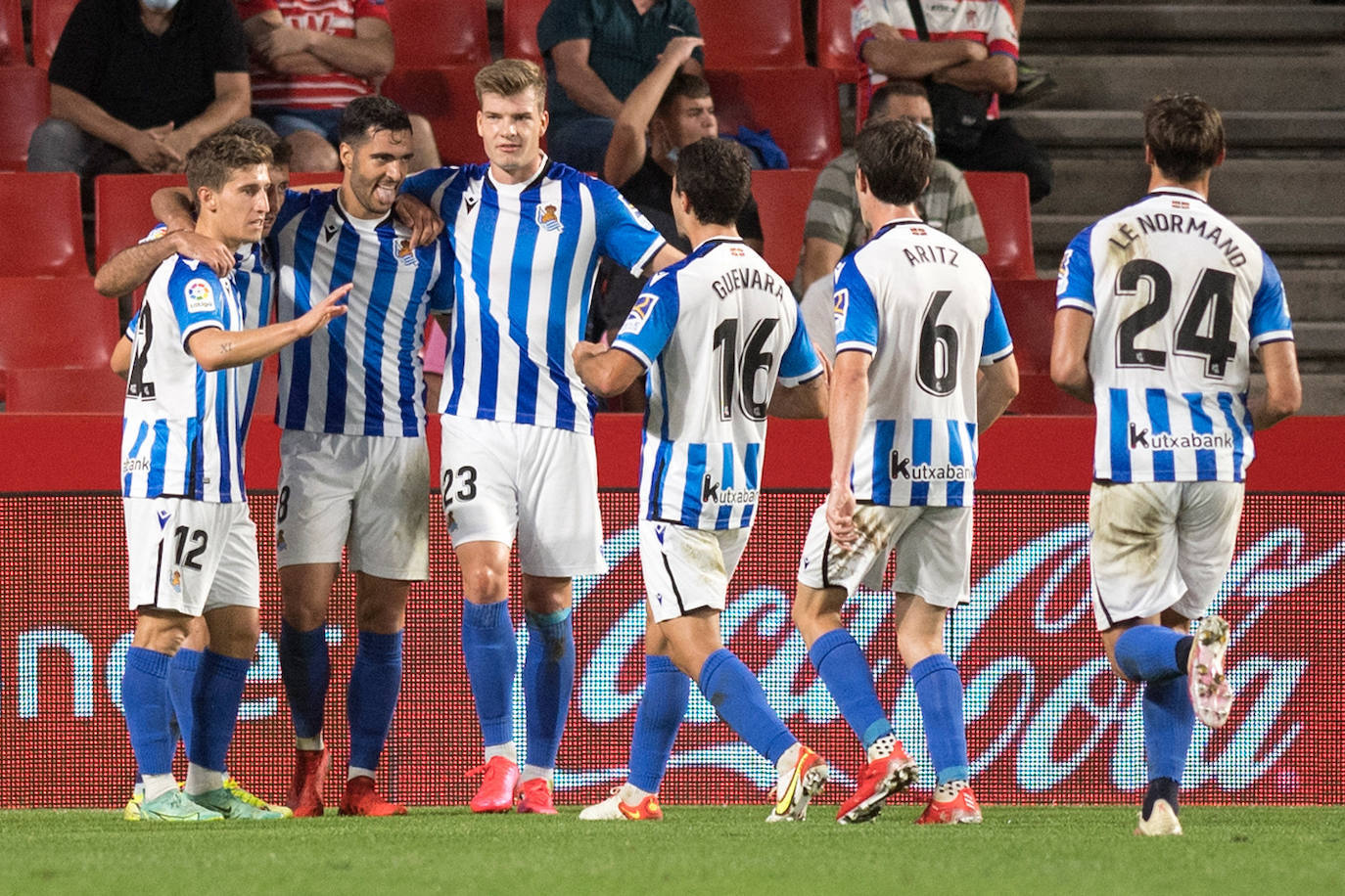 Los jugadores de la Real Sociedad celebran el gol de Mikel Merino. 