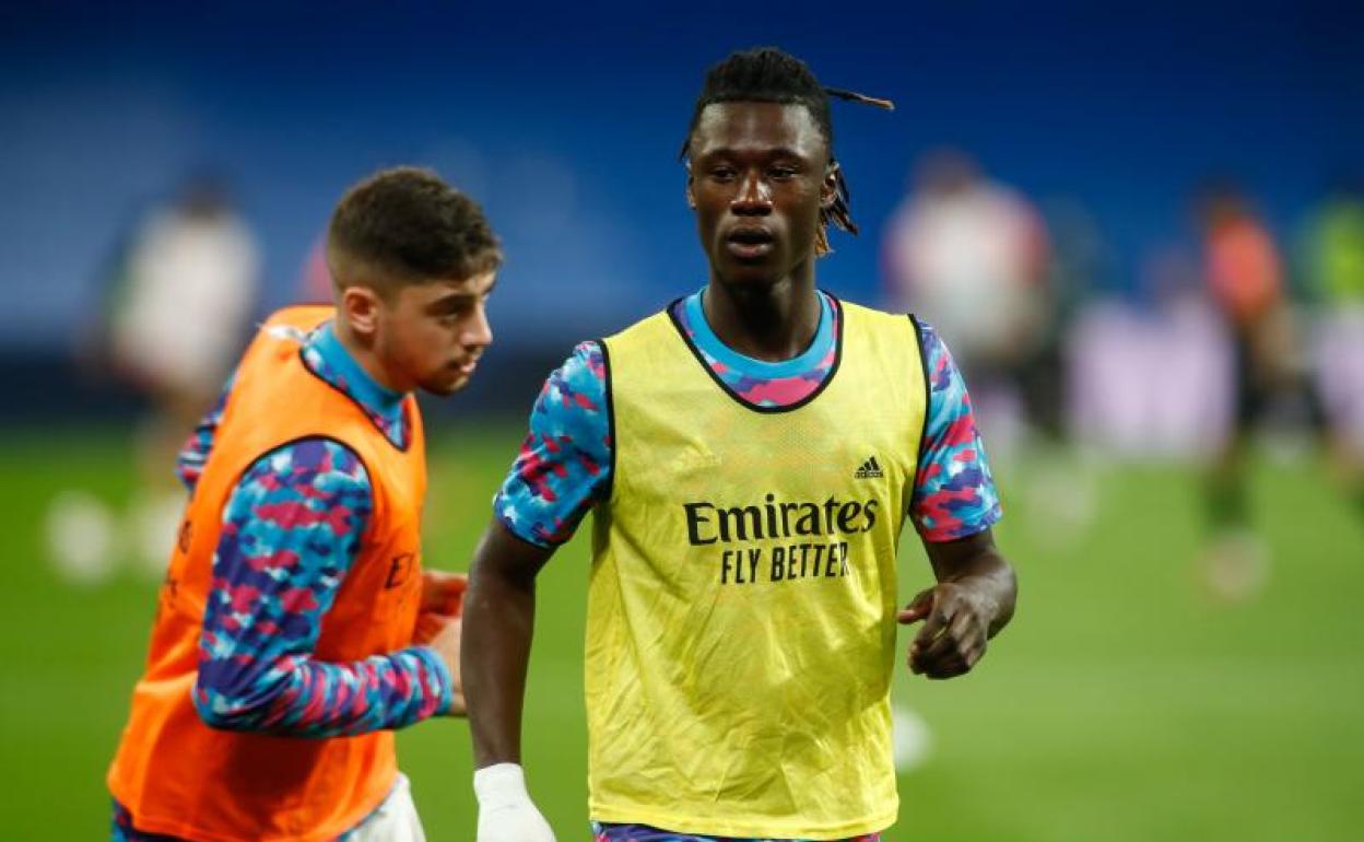 Camavinga y Valverde, calentando antes del partido contra el Mallorca. 