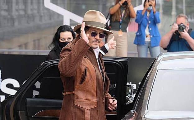 Johnny Depp, a su salida del hotel María Cristina.