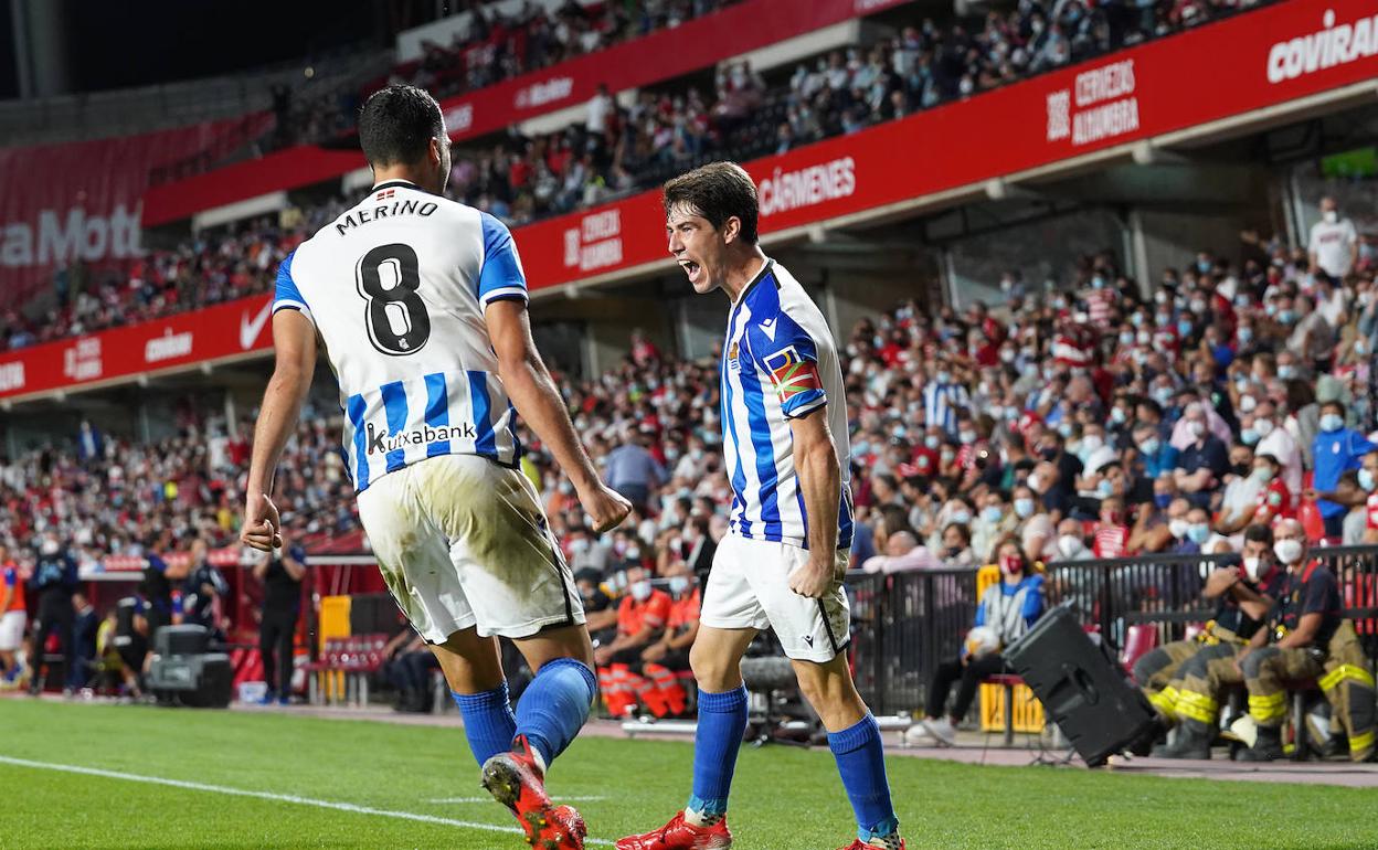 Aritz Elustondo celebra el gol de la victoria junto a Merino. 