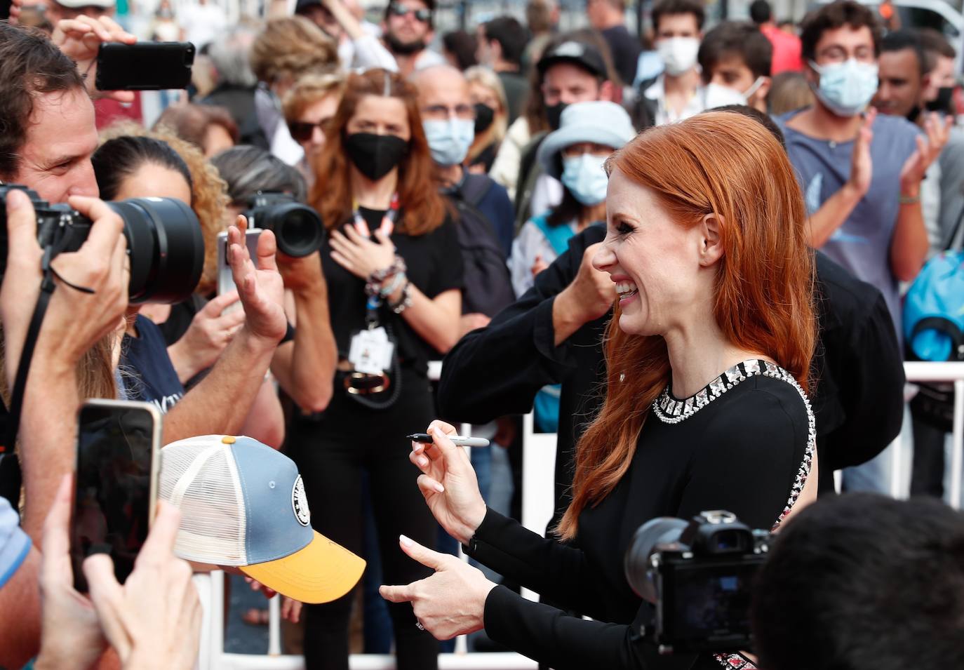 El equipo de 'The Eyes of Tamy Faye' presenta este viernes (16.00 horas) su película a concurso en la Sección Oficial del Zinemaldia. La actriz americana Jessica Chastain ha sido unas de las grandes atracciones del photocall que ha tenido lugar en la terraza del Kursaal.