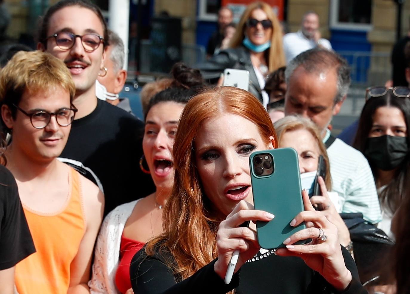 El equipo de 'The Eyes of Tamy Faye' presenta este viernes (16.00 horas) su película a concurso en la Sección Oficial del Zinemaldia. La actriz americana Jessica Chastain ha sido unas de las grandes atracciones del photocall que ha tenido lugar en la terraza del Kursaal.