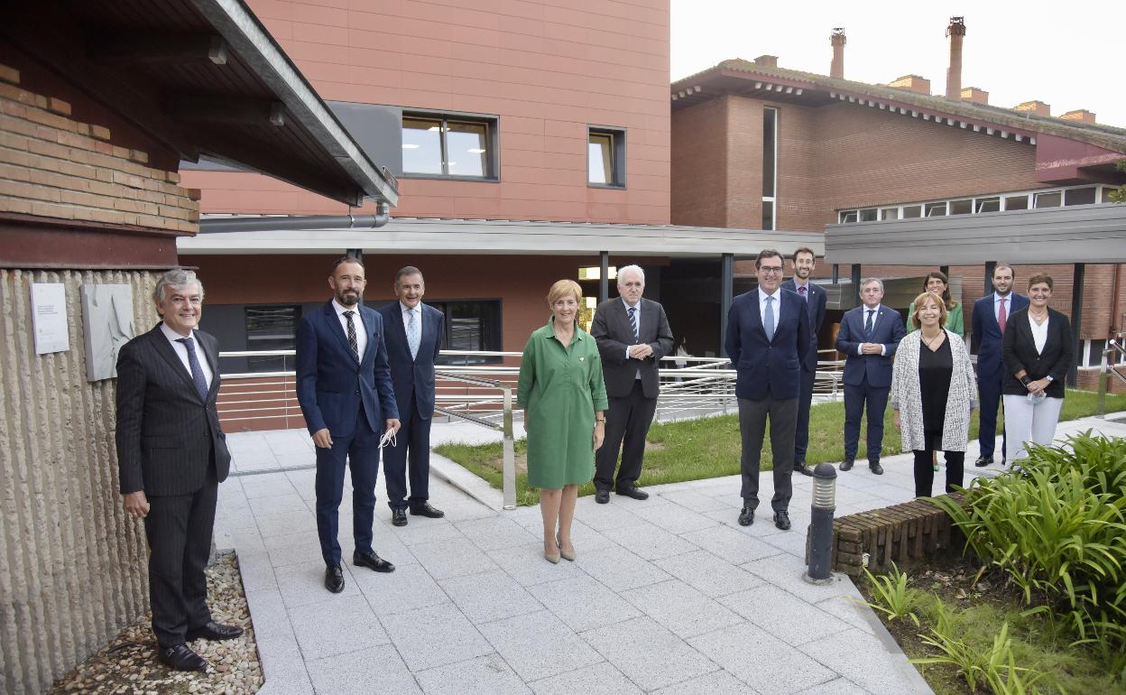 Antonio Garamendi en la Universidad de Deusto, junto a la consejera Arantxa Tapia y el delegado del Gobierno, Denis Itxaso, así como los organizadores del acto.