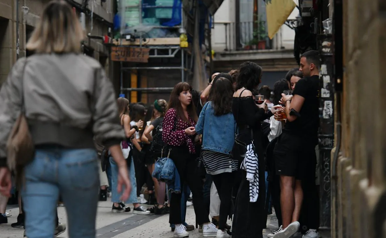 qVarios grupos en la Juan de Bilbao, ayer poco antes del cierre hostelero. Bebían de manera ordenada y tranquila, aunque la normativa obliga a hacerlo sentado. 