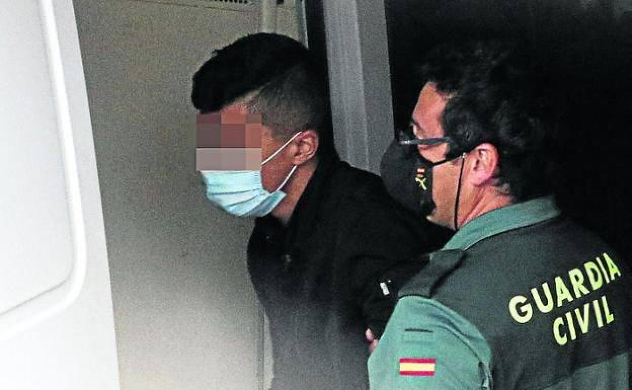 Uno de los acusados, detenido por la Guardia Civll tras la denuncia. 