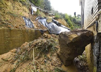 Imagen secundaria 1 - Estado de la calzada que sostiene la ladera y detalle del material caído desde la ladera. El impacto de la roca dejó a la vista el forjado de la fachada. 