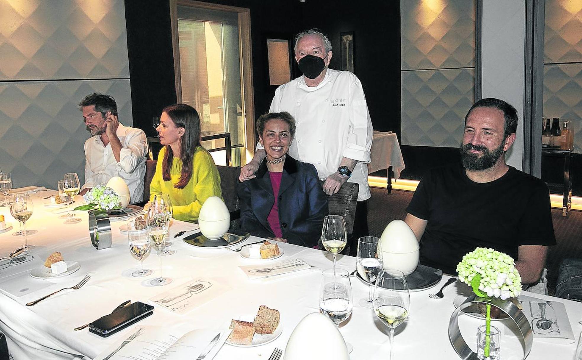 Los jurados se reunieron ayer en Arzak para completar el palmarés. En la foto, el comedor de la Sección Oficial. Juan Mari Arzak saluda a la presidenta, Dea Kulumbegashvil.