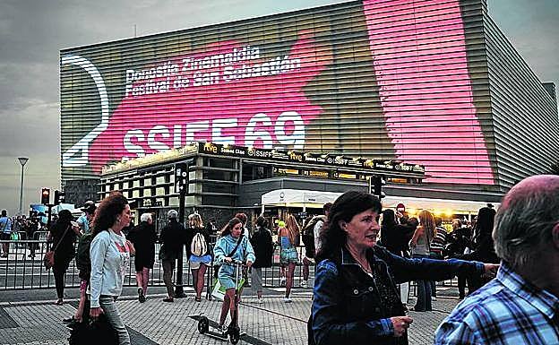 La presencia de público en el entorno del María Cristina y el Kursaal ha sido constante, y aún crece más con la llegada del fin de semana.