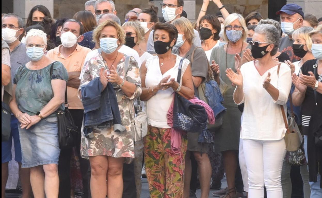 Participantes en una concentración en Bergara por una agresión. 