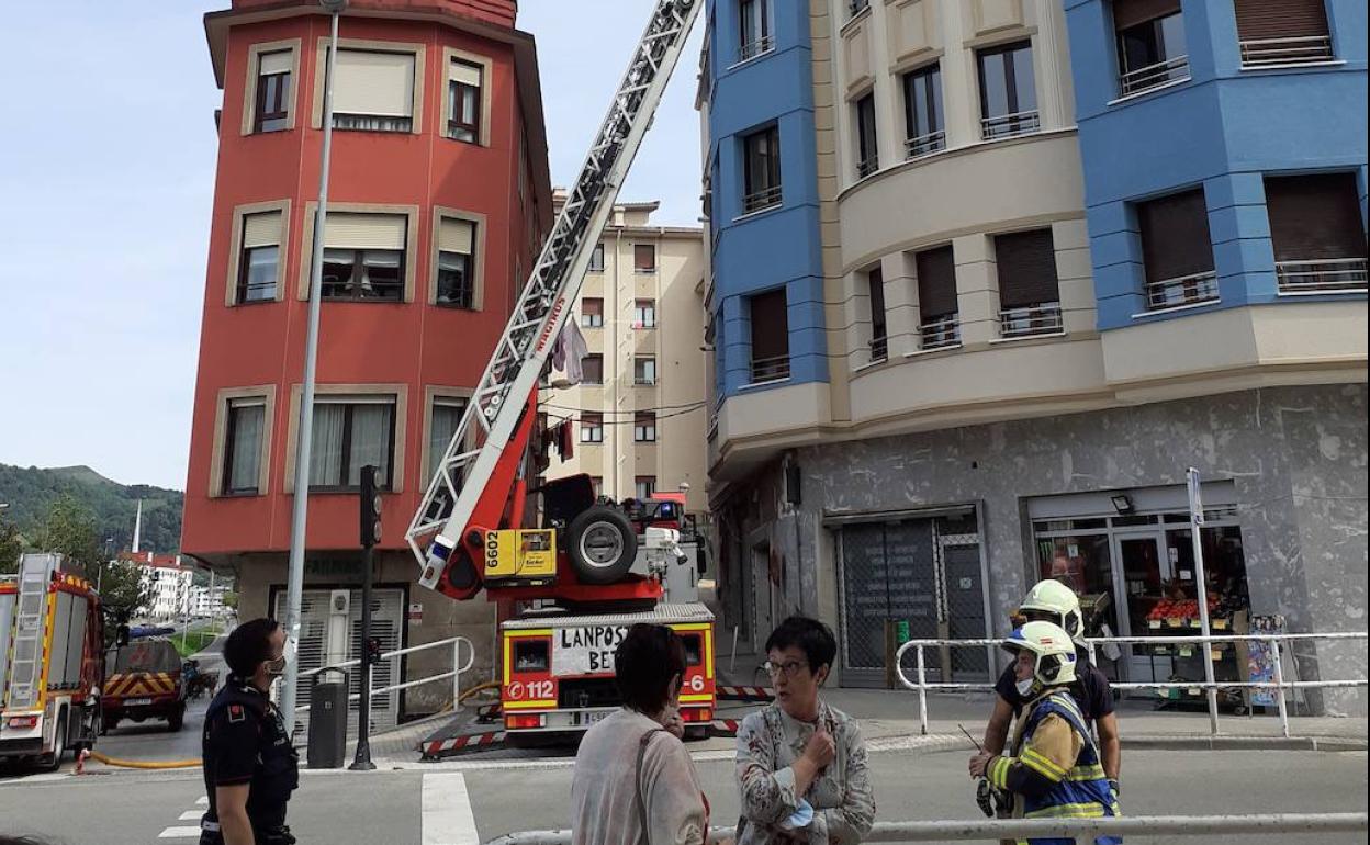 Incendio San Sebastián: Veinte desalojados en un incendio en el barrio de Herrera