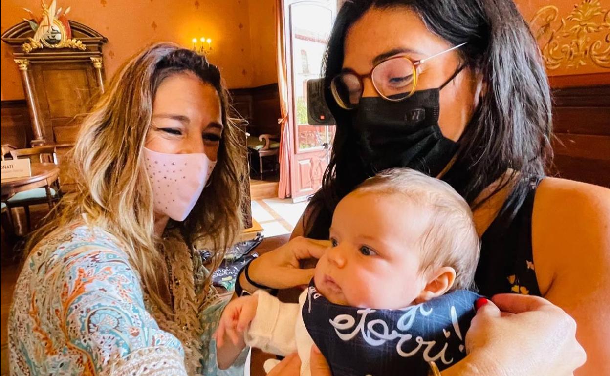 Pañuelitos-babero en el acto de bienvenida a los bebés 'Atsolorra'. 