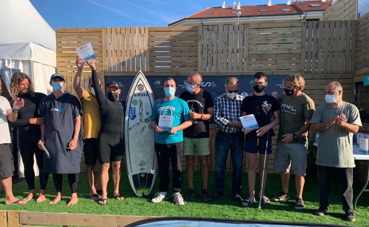 Francesena alza el brazo en señal de victoria en el podio de Patos. 