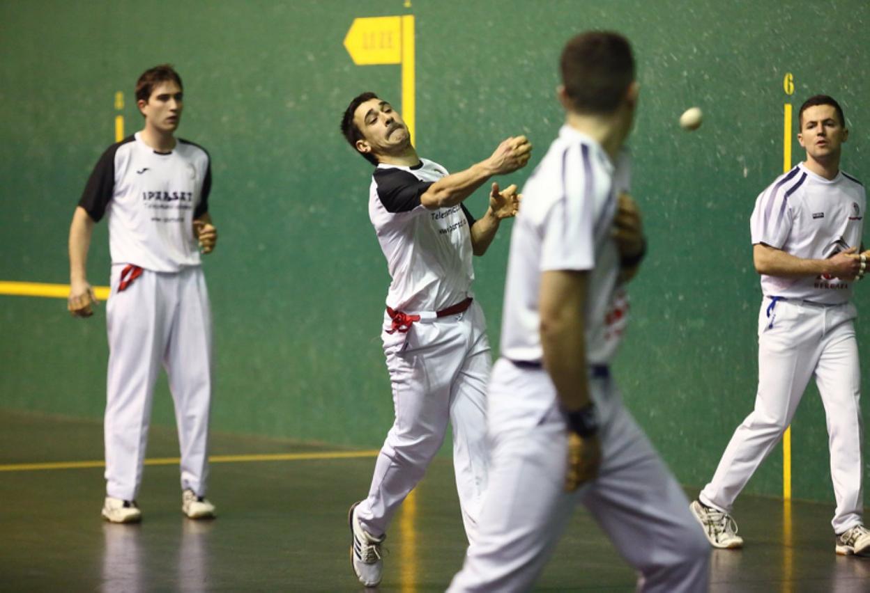 Pelotaris de EPLE y sus rivales durante un partido. 