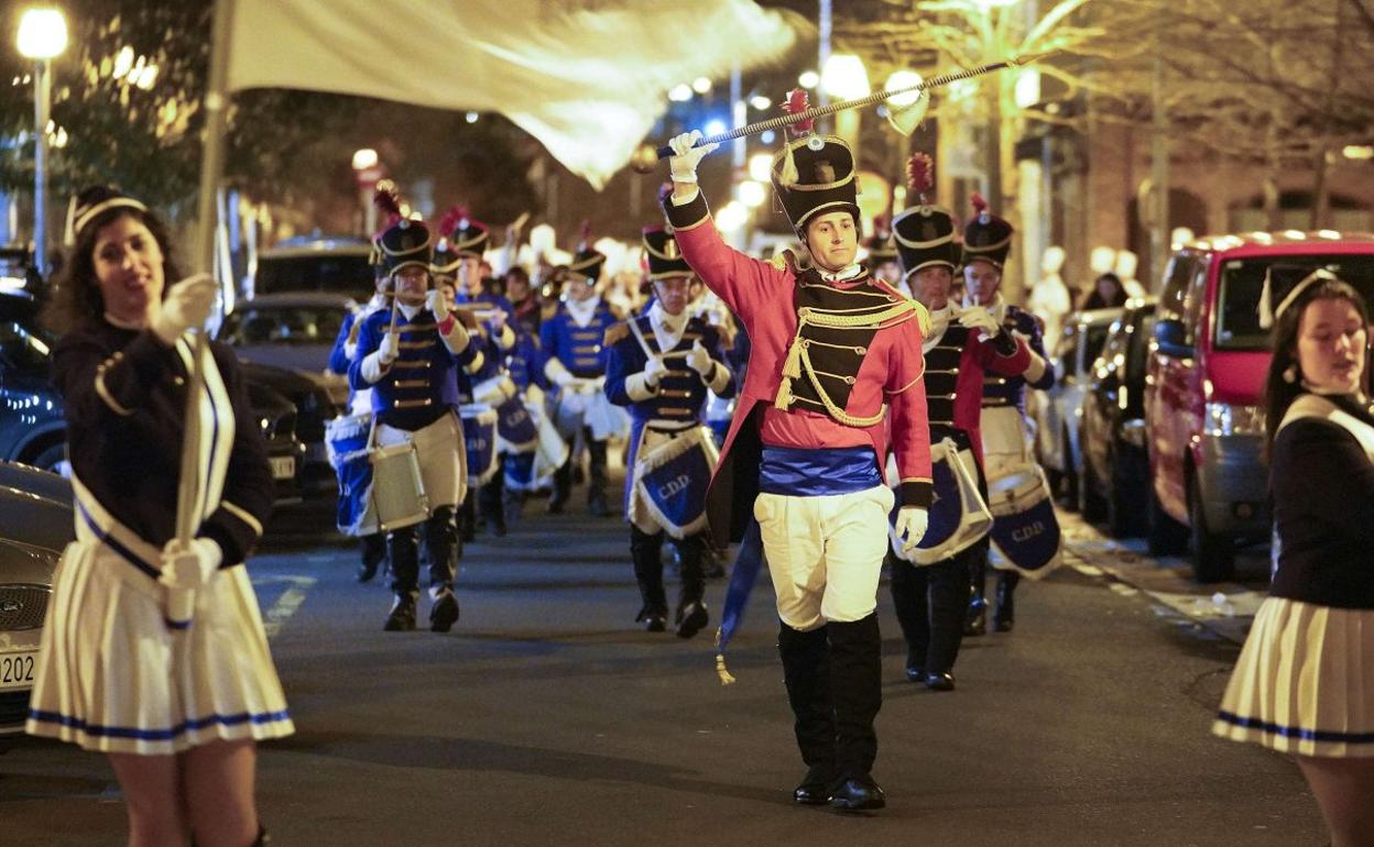 La situación epidemiológica podría permitir que este próximo día de San Sebastián volvamos a ver desfilar tamborradas. 