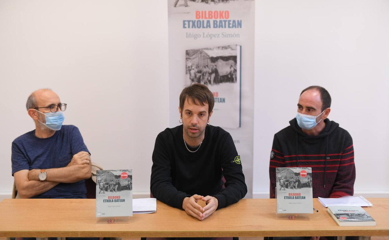 Xabier Mendiguren, Iñigo López egilea eta Aritz Larrañaga, 'Bilboko etxola batean' liburuaren aurkezpenean. 