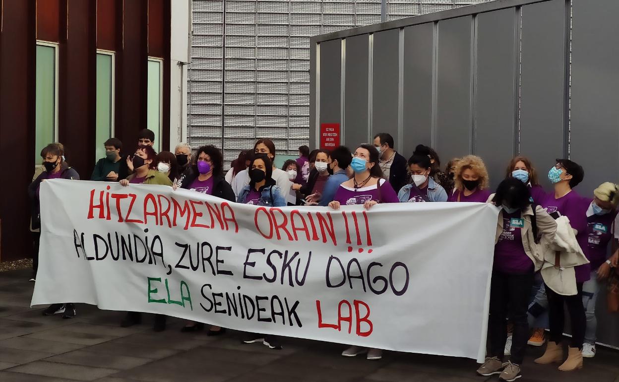 Huelga residencias: Las trabajadoras de residencias de Gipuzkoa se concentran frente a las Juntas tras 252 días de huelga