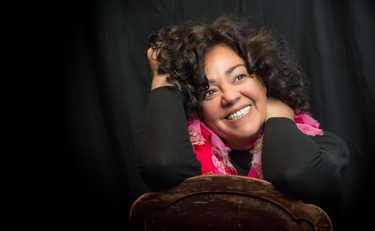 La actriz vizcaína Gurutze Beitia estará desde hoy en el teatro Principal con la comedia 'El dilema del jamón'. 