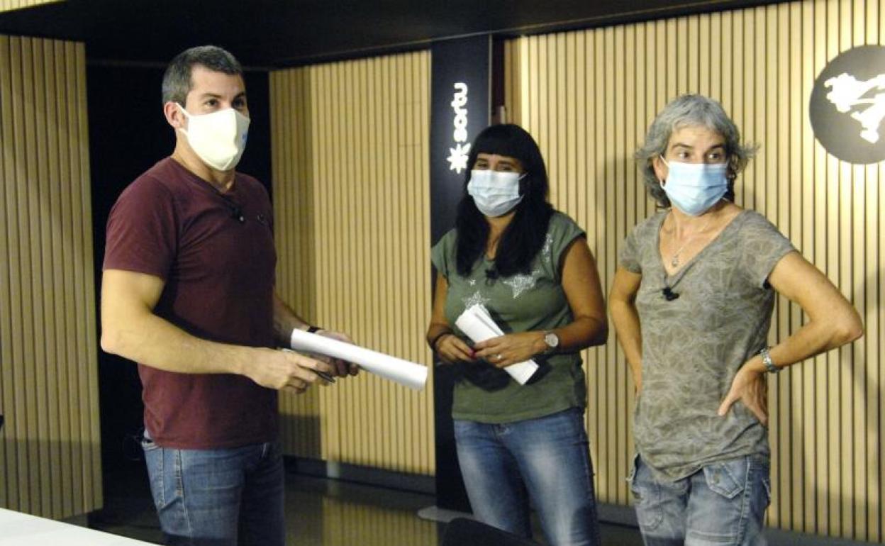 Arkaitz Rodríguez, líder de Sortu, junto a otros dos miembros del partido