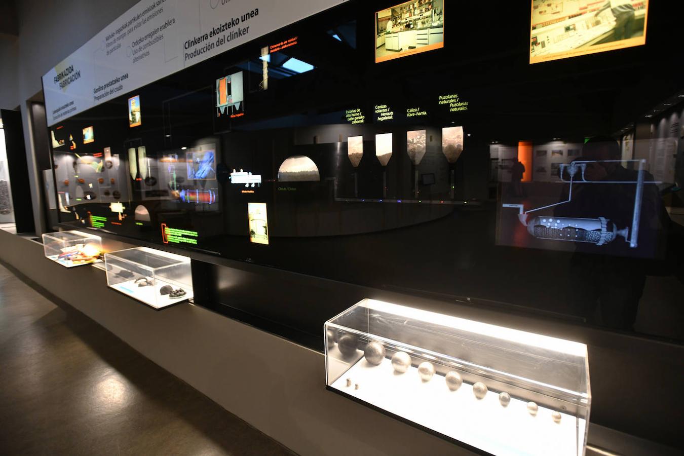 Fotos: El Lehendakari reconoce el «compromiso, vocación profesional y cultural» del Museo de Cementos Rezola