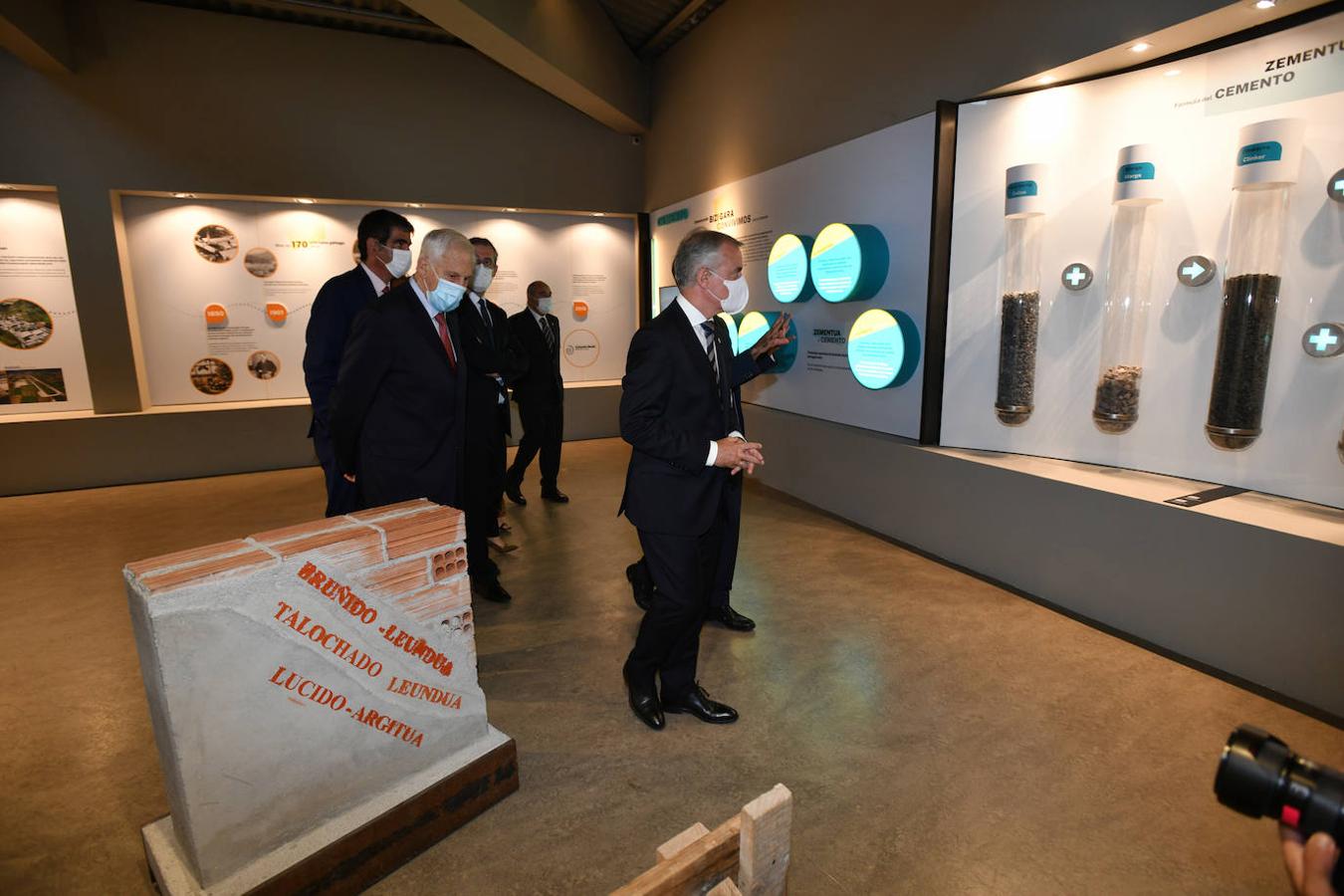 Fotos: El Lehendakari reconoce el «compromiso, vocación profesional y cultural» del Museo de Cementos Rezola