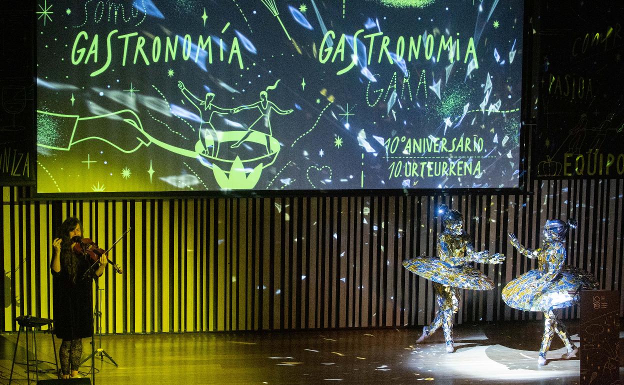 Maite Larburu pone música a la danza de aniversario en la fiesta del BCC. 