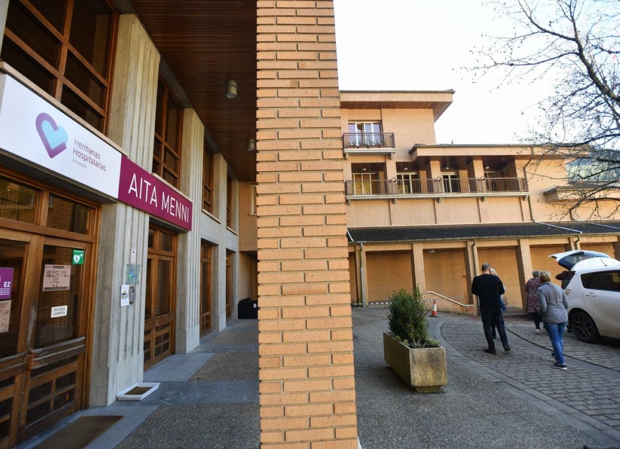 Los productos a donar para el municipio palmeño de El Paso se depositan en la recepción. 