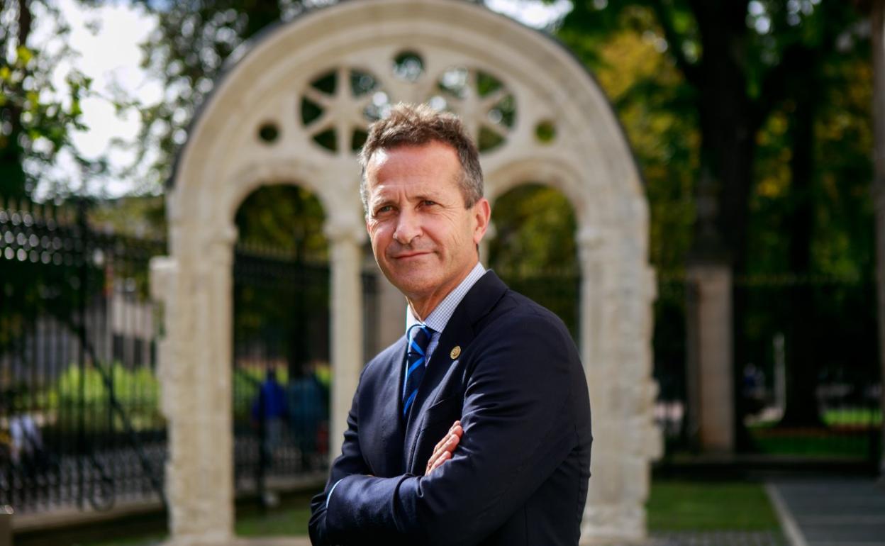 Jokin Bildarratz en los exteriores del Parlamento Vasco. 