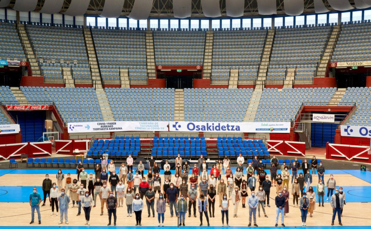 El equipo de profesionales del vacunódromo de Illunbe posan tras el cierre del recinto. 