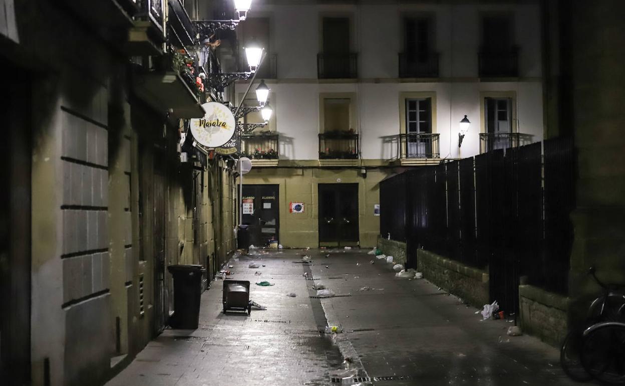 Imagen de una de las calles de la Parte Vieja tras una noche de botellones. 