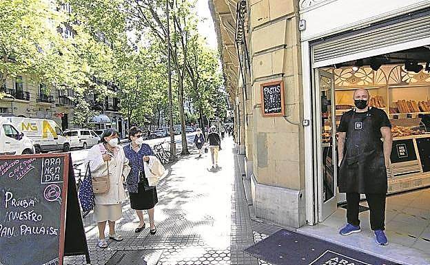 Ignacio Sánchez, en la entrada de panadería Aramendia, cree que la reapertura del Bellas Artes será positiva para los comercios de la zona.