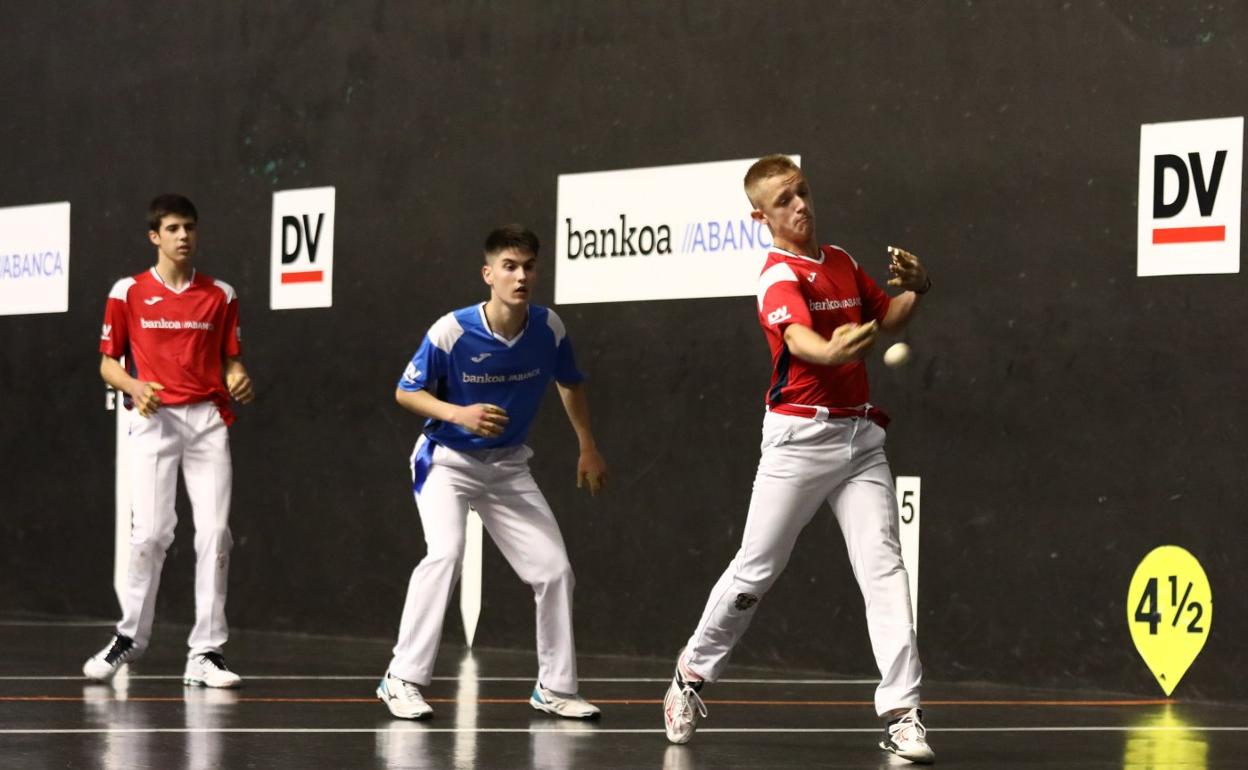 Beloki y Egiguren observan el derechazo de Murillo. 