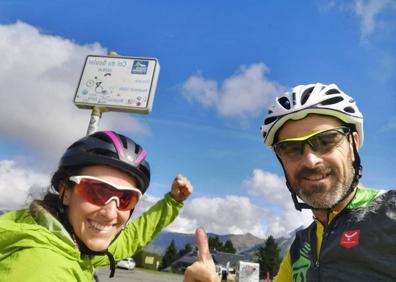 Imagen secundaria 1 - Ciclistas navarros acompañaron al grupo en el puerto de Izpegi (Erratzu). Enara Oronoz y Ion Mendia, en el col du Soulor, cerca del Aubisque. Miembros de la Fundación Etiopía Utopía.