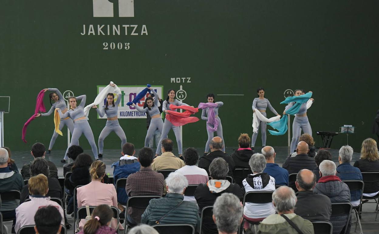 Los alumnos de la ikastola Andramendi en la actuación que ofrecieron en Ordizia.