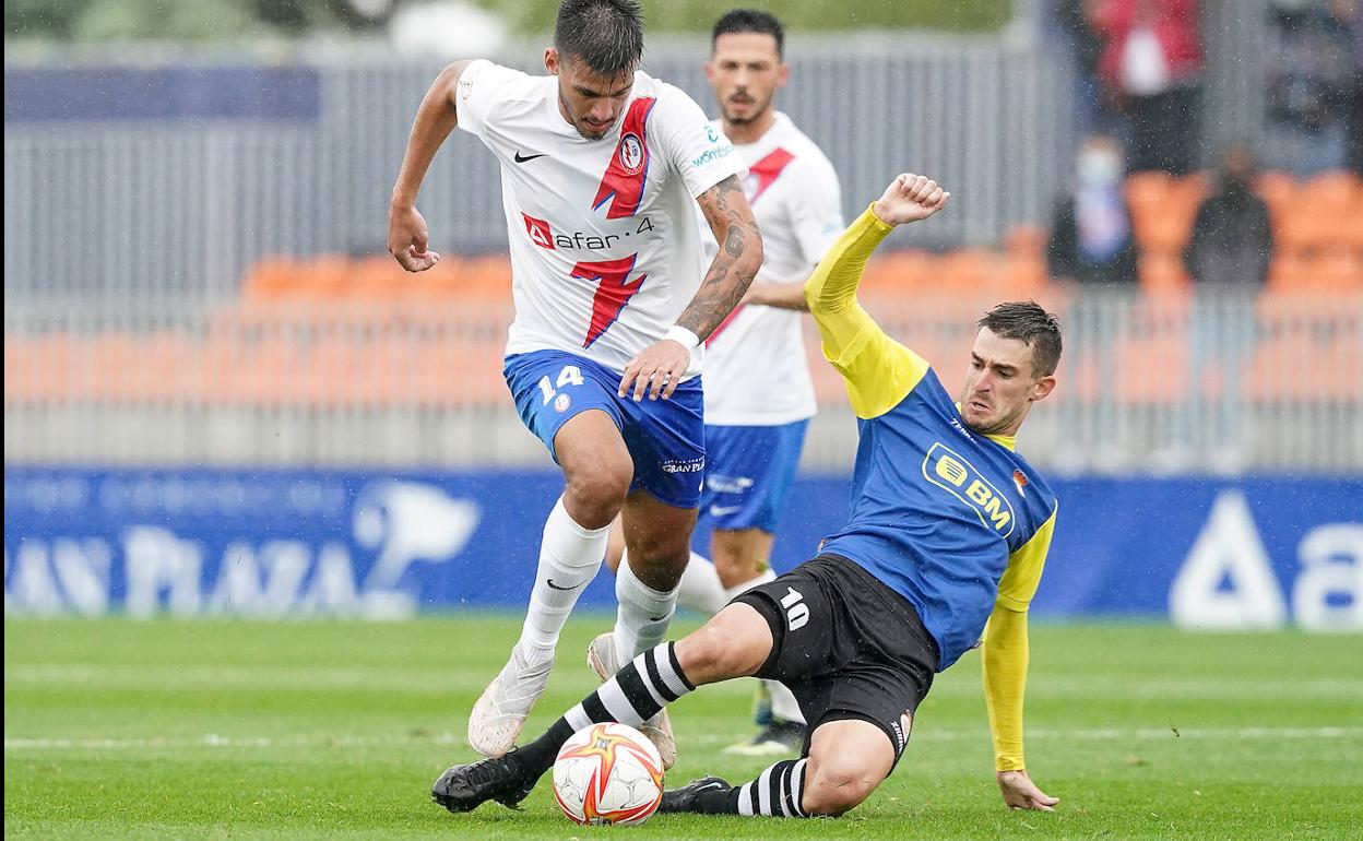 Rivero se lanza al suelo para barrer un balón. 