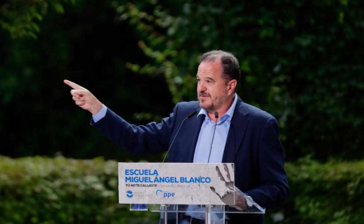 Iturgaiz defiende la transferencia, pero advierte de que el PP estará «vigilante»