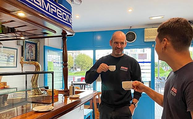 Imagen principal - Bares y cafeterías de Euskadi recuperan en el consumo en barra tras el fin de las linitaciones de aforo